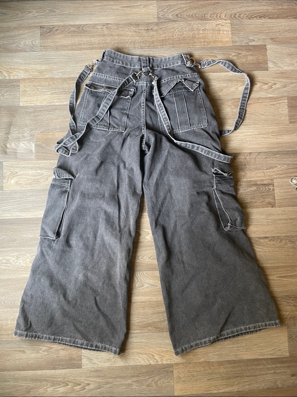 ROMWE Black Wide Leg Cargo Flare Jeans with Straps - Picture 3 of 3